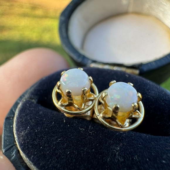 Vintage solid 14k yellow gold genuine opal stud earrings - Picture 4 of 14